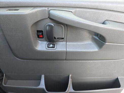 Used 2009 GMC Savana 1500 Passenger w/ LT Preferred Equipment Group image 17