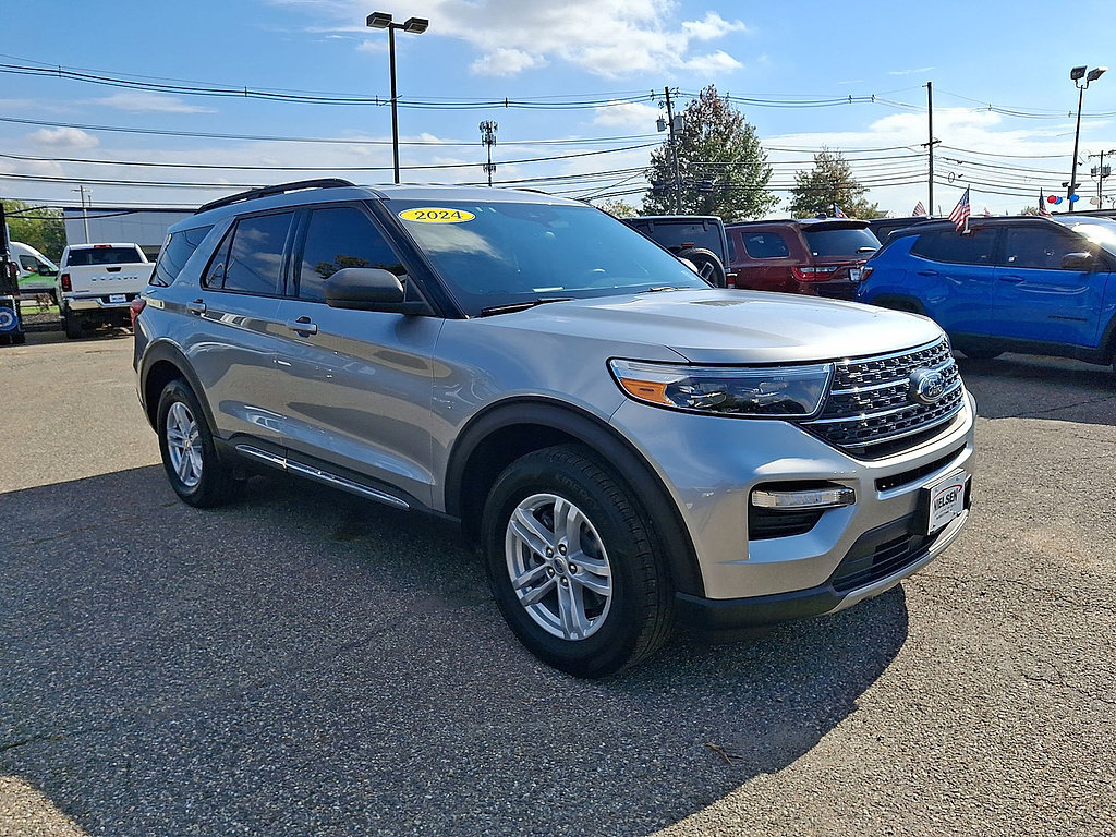Used 2024 Ford Explorer XLT w/ Equipment Group 202A AWD/4WD image 2
