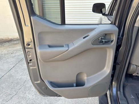 Used 2020 Nissan Frontier SV w/ Midnight Edition Floor Mats RWD image 36