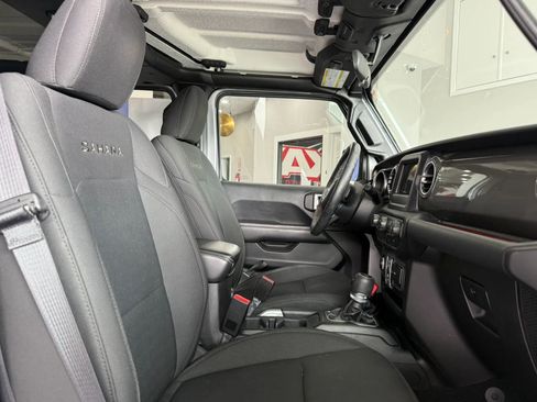 Used 2018 Jeep Wrangler Unlimited Sahara w/ Cold Weather Group AWD/4WD image 21
