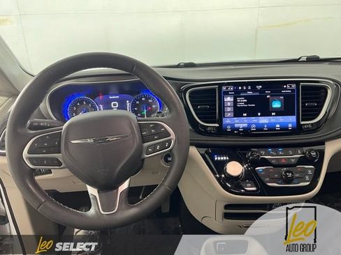 Used 2024 Chrysler Pacifica Touring-L AWD/4WD image 17