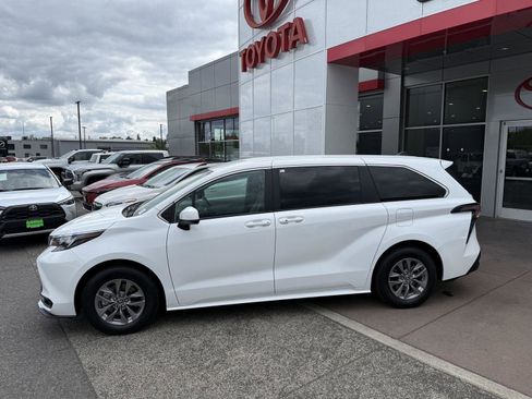 Used 2025 Toyota Sienna LE FWD image 3