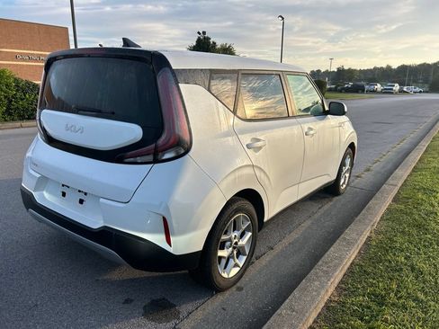 Used 2024 Kia Soul LX w/ Option Group 015 FWD image 3