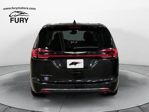Used 2023 Chrysler Pacifica Touring-L FWD image 4