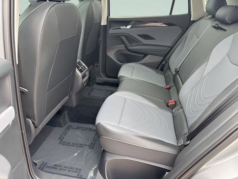 New 2025 Volkswagen Tiguan SE image 18