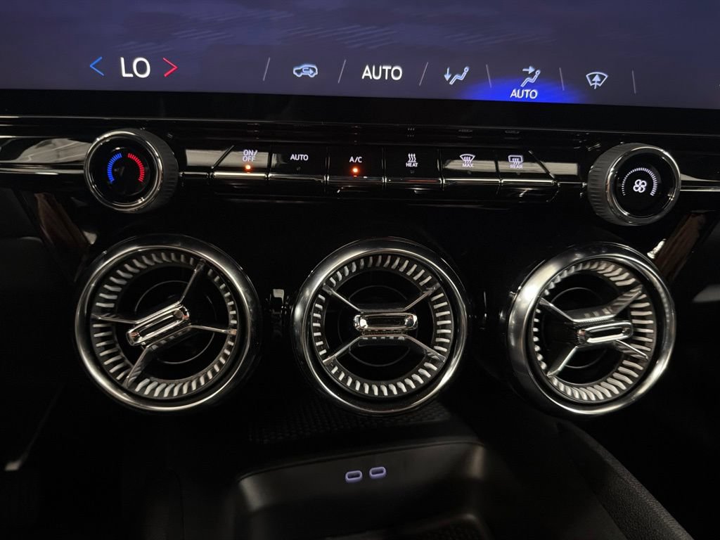 Used 2025 Chevrolet Blazer EV LT FWD image 31