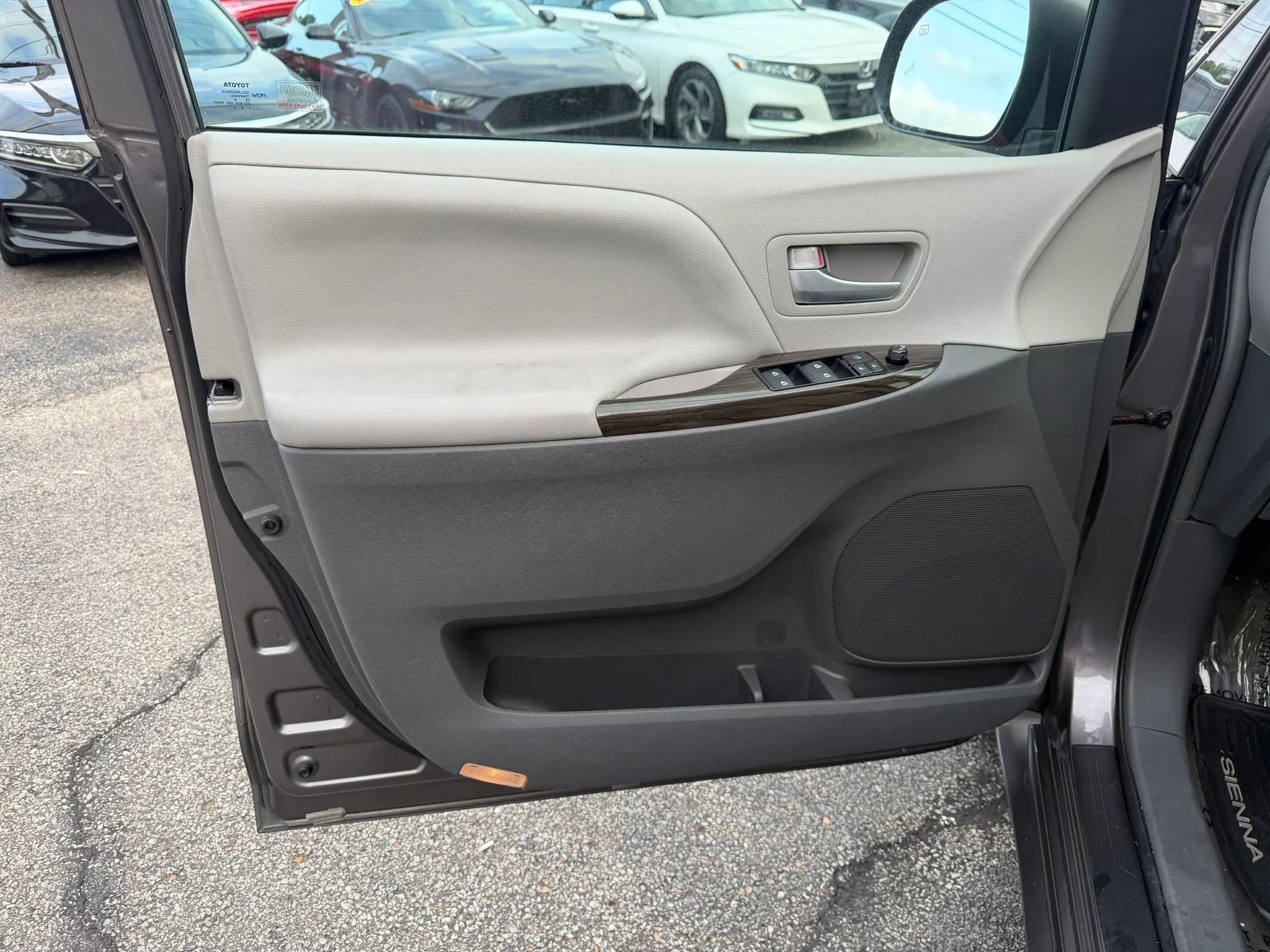 Used 2017 Toyota Sienna XLE Premium FWD image 12