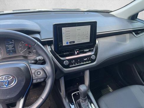 Used 2025 Toyota Corolla Cross LE FWD image 12
