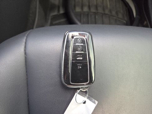 Used 2019 Toyota RAV4 XLE Premium FWD image 33