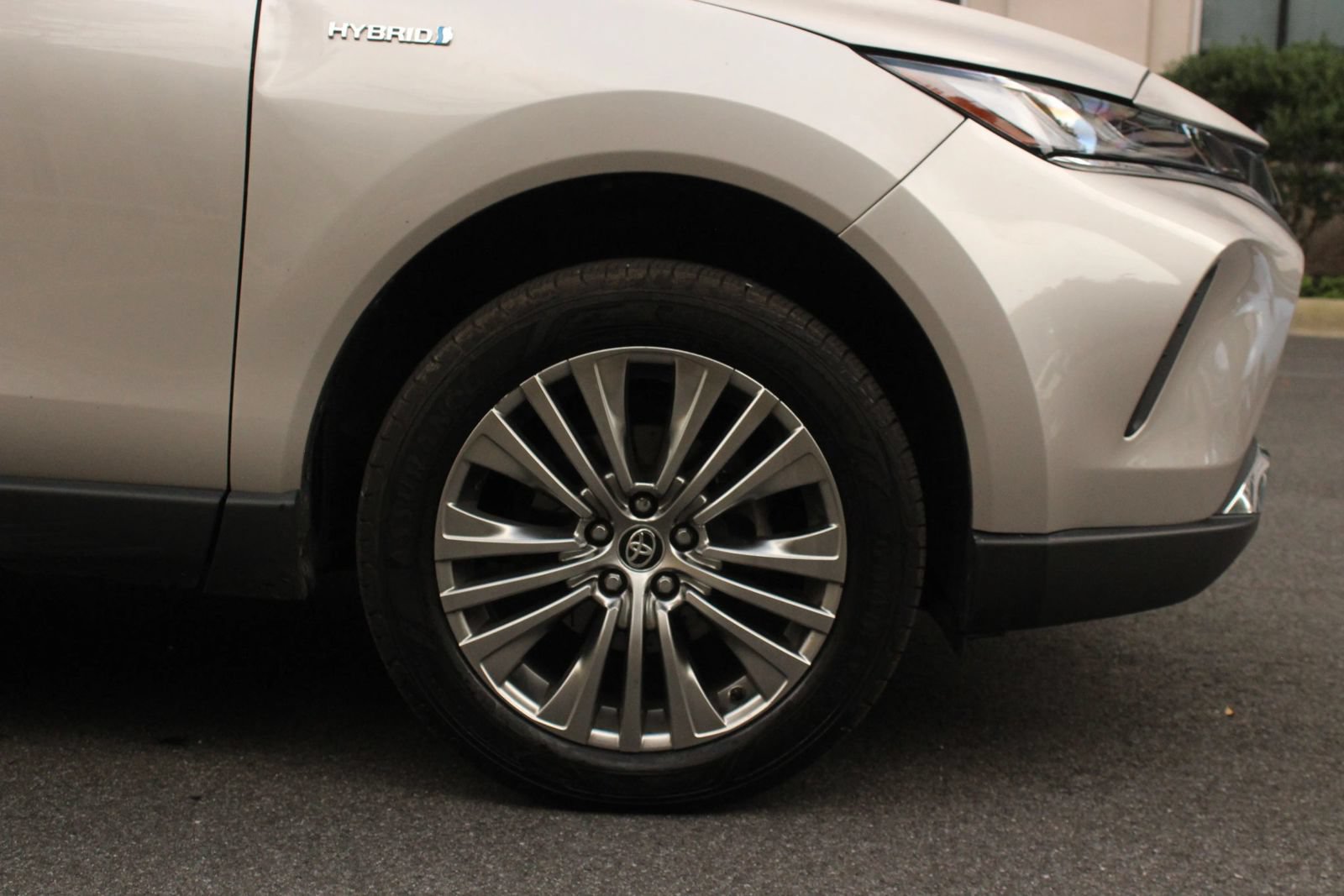 Used 2021 Toyota Venza XLE w/ Softex Package AWD/4WD image 4