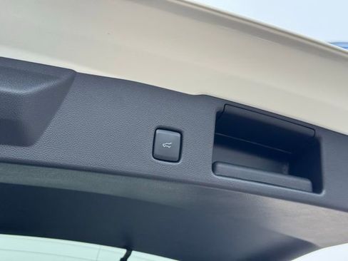 Certified 2025 Ford Escape SE image 38