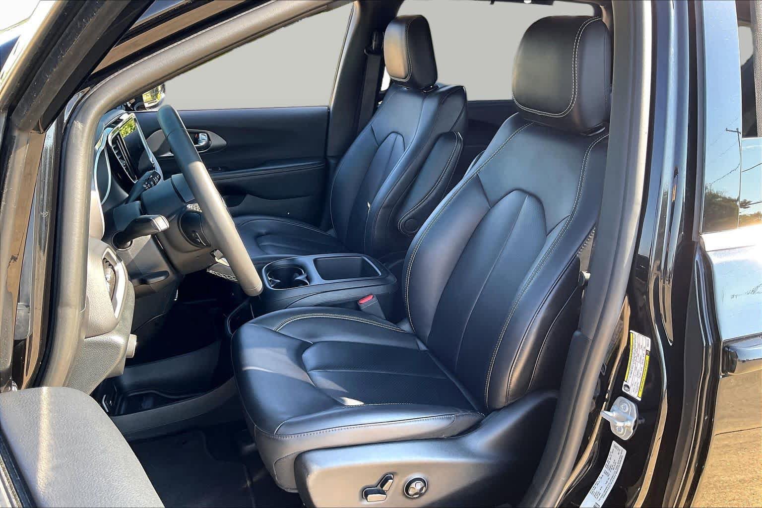 Used 2025 Chrysler Pacifica Select FWD image 8