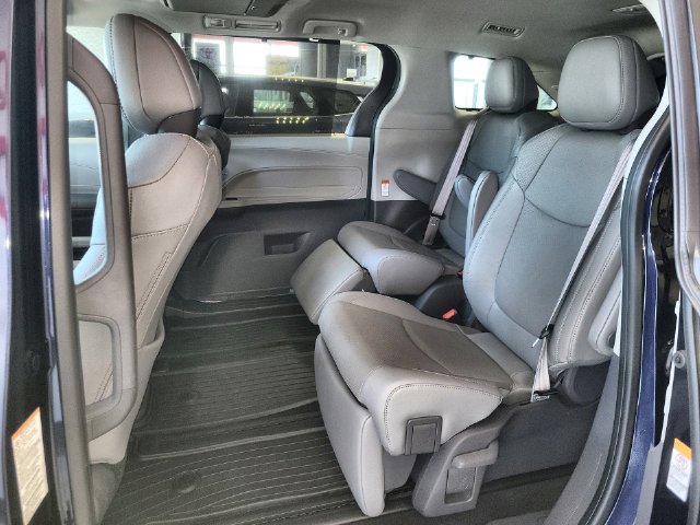 Used 2021 Toyota Sienna Limited FWD image 23