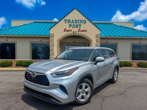 Used 2021 Toyota Highlander L FWD image 2