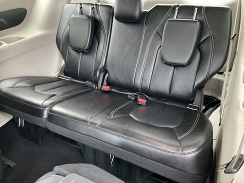 Used 2024 Chrysler Pacifica Select image 40