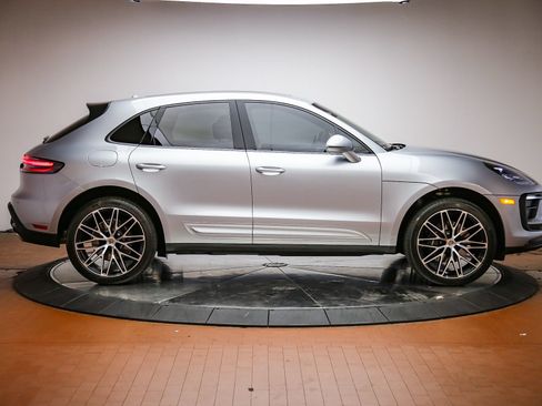 Certified 2025 Porsche Macan AWD/4WD image 8