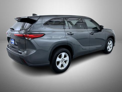 Used 2022 Toyota Highlander L FWD image 5