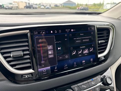 Used 2023 Chrysler Pacifica Touring-L FWD image 31
