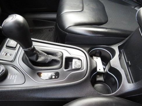 Used 2019 Jeep Cherokee Latitude Plus w/ Comfort/Convenience Group image 18