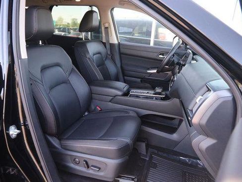 Used 2025 Nissan Pathfinder SL image 28