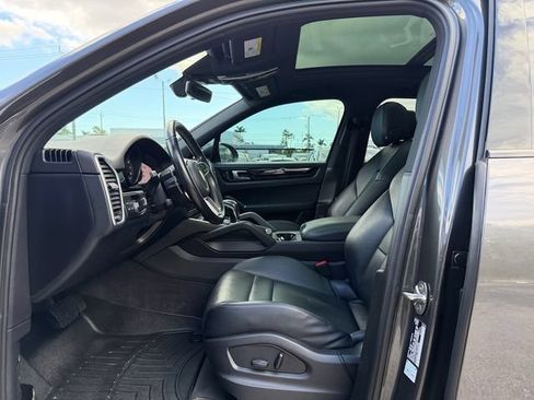 Used 2022 Porsche Cayenne AWD/4WD image 10