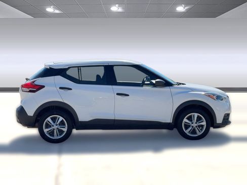 Used 2020 Nissan Kicks S image 8