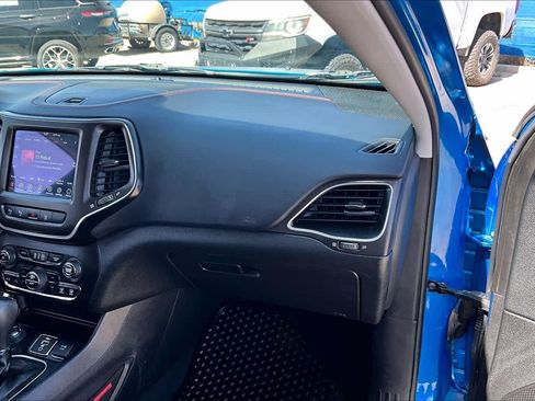 Used 2021 Jeep Cherokee Trailhawk w/ Technology Group image 17