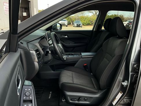 Used 2025 Nissan Rogue SV image 10