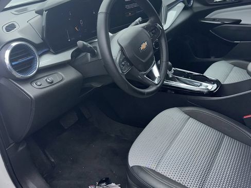 Used 2025 Chevrolet Trax LT w/ LT Convenience Package FWD image 3