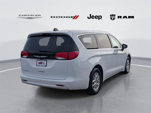 Used 2023 Chrysler Voyager LX image 3