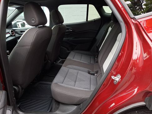 Certified 2024 Chevrolet Trax RS w/ Sunroof Package FWD image 11