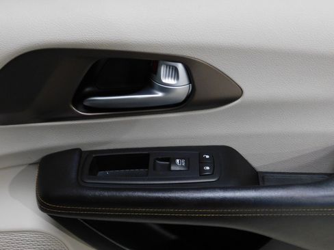 Used 2017 Chrysler Pacifica Touring-L image 93