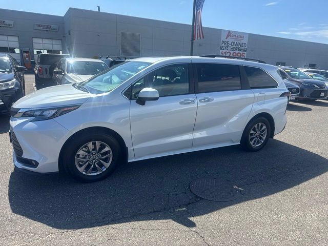 Used 2026 Toyota Sienna XLE AWD/4WD image 2