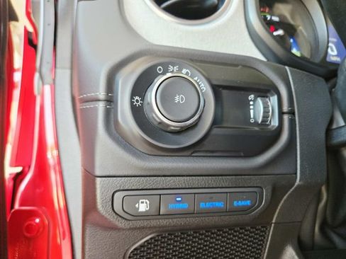 Used 2025 Jeep Wrangler Unlimited Sahara AWD/4WD image 34