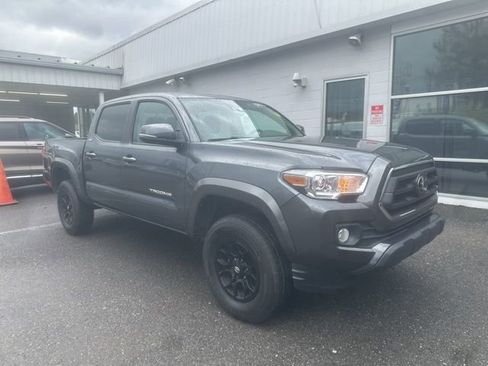 Used 2022 Toyota Tacoma SR5 w/ Technology Package image 3