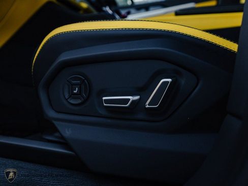 Used 2025 Lamborghini Urus SE AWD/4WD image 19