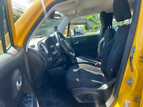 Used 2016 Jeep Renegade Latitude w/ Popular Equipment Group AWD/4WD image 28