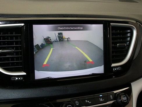 Used 2024 Chrysler Pacifica Touring-L image 18