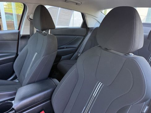 Used 2022 Hyundai Elantra SEL w/ Convenience Package FWD image 11