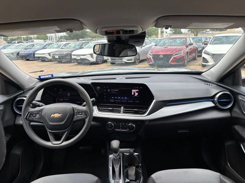 Used 2025 Chevrolet Trax LT FWD image 32