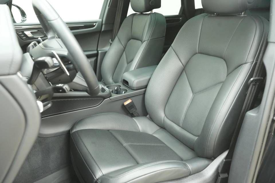 Certified 2026 Porsche Macan AWD/4WD image 5