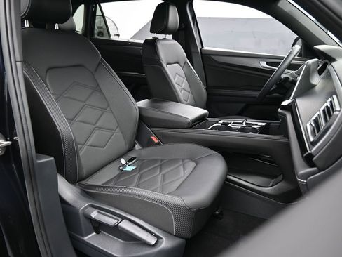 Used 2024 Volkswagen Atlas Cross Sport SE image 44