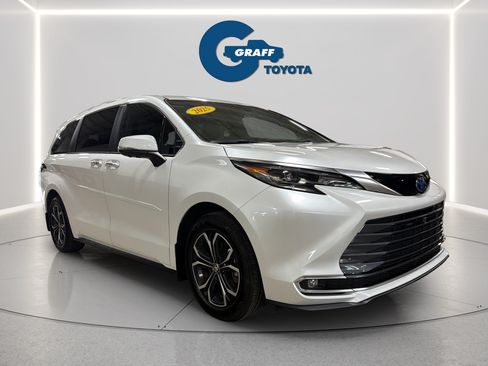 Used 2025 Toyota Sienna Platinum AWD/4WD image 4