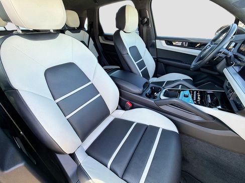 Used 2024 Porsche Cayenne Turbo image 14