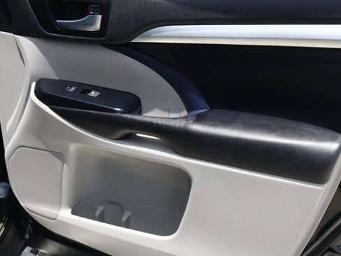 Used 2019 Toyota Highlander XLE FWD image 15
