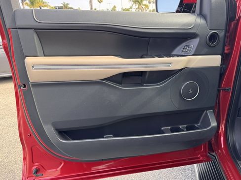 Used 2022 Ford Expedition Limited image 16
