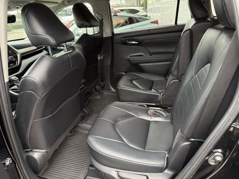 Used 2023 Toyota Highlander XLE AWD/4WD image 12