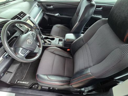 Used 2017 Toyota Camry SE w/ Moonroof Package FWD image 19