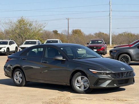New 2026 Hyundai Elantra SE image 2