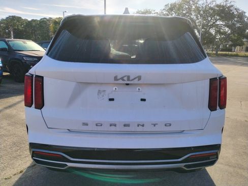 Used 2022 Kia Sorento EX w/ Panoramic Sunroof Package image 6